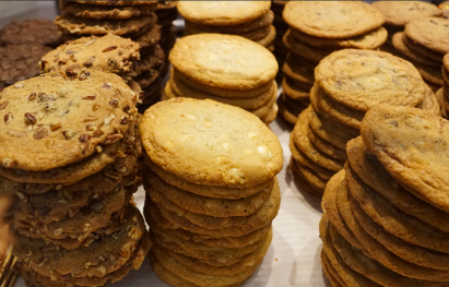 Image de biscuits artisanaux empilés.